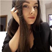 Laureata in Biologia impartisce lezioni di biologia, chimica, fisica, matematica e inglese a studenti di scuole superiori